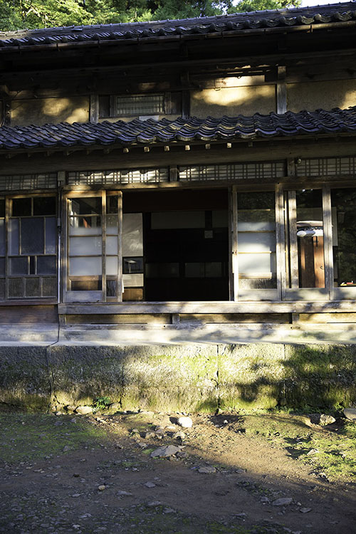庭より大広間を見る