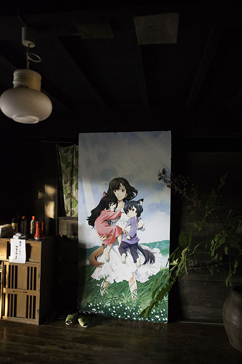 玄関の三人のポスター