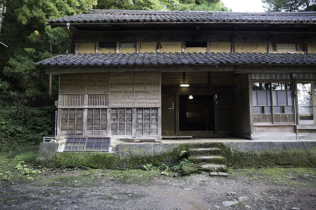庭より玄関正面を見る
