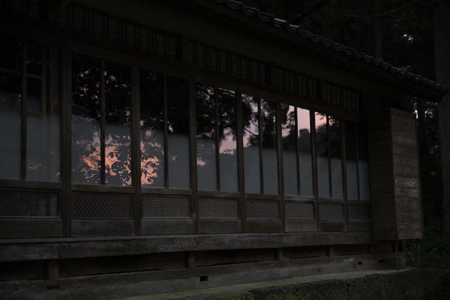 夕日にやける雨戸