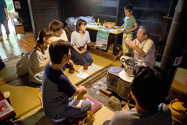 バタバタ茶をふるまわれる来場者
