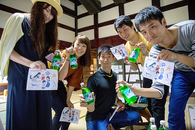 スタンプシートを見せる若者の群れ