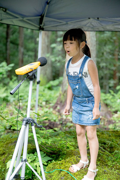 遠吠えをする女の子