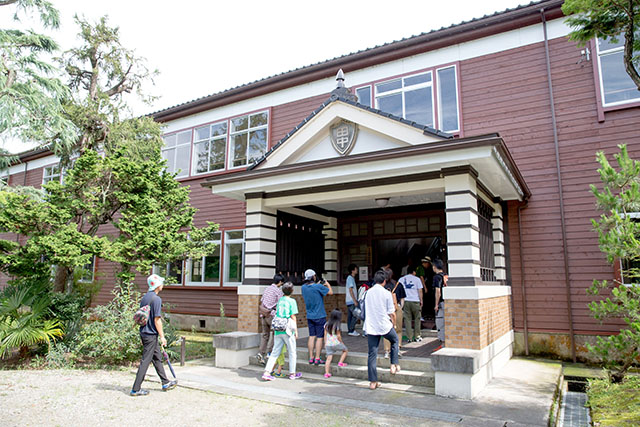 田中小学校にはいっていく人