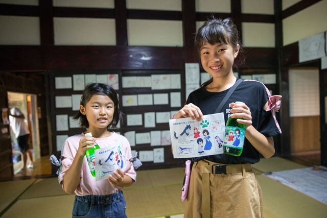 スタンプシートを見せる女の子達