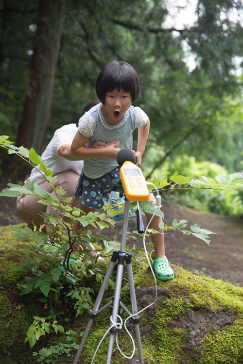 遠吠えをする女の子
