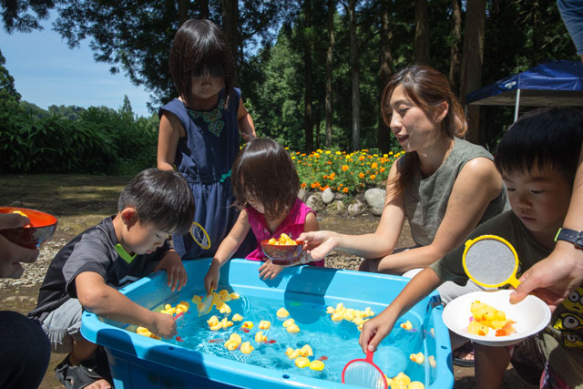 あひるすくいをしている子供達プラス母親