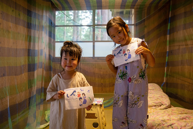 スタンプを見せてくれている姉妹