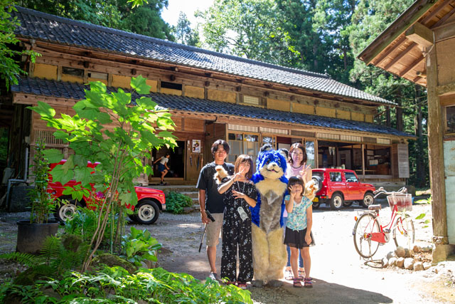 おおかみさんとお家の前で家族写真