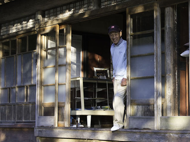 雨戸から顔を出す山崎正美