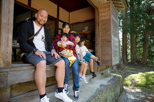 縁側に座る家族