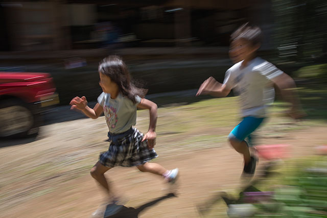 お庭を走る子供