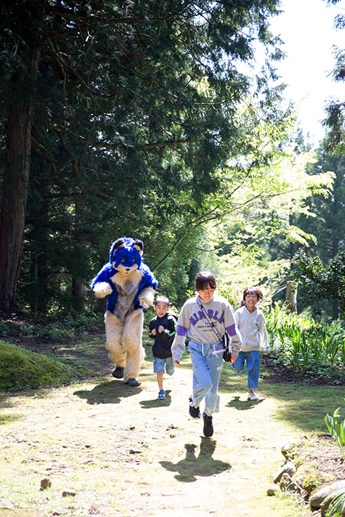 おおかみさんとお庭を走る子供達