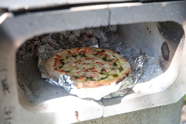 ピザ窯で焼けたピザ