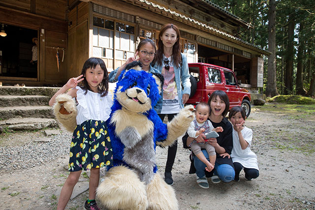 おおかみさんとポーズを決める家族