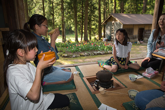 お茶席でお茶を飲んでいる家族