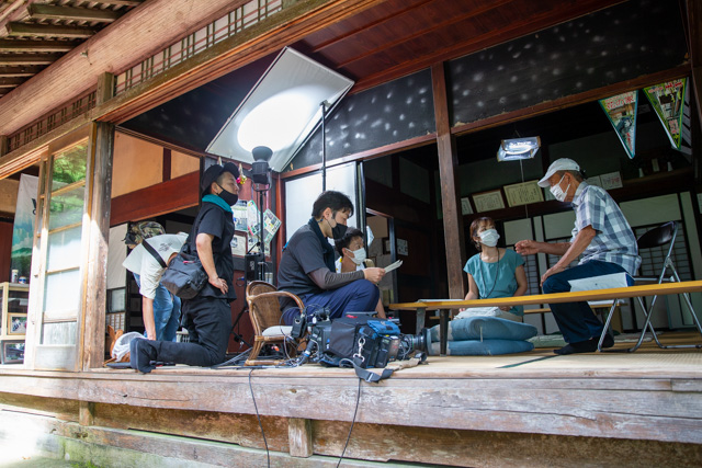 縁側で山崎さんインタビュー中