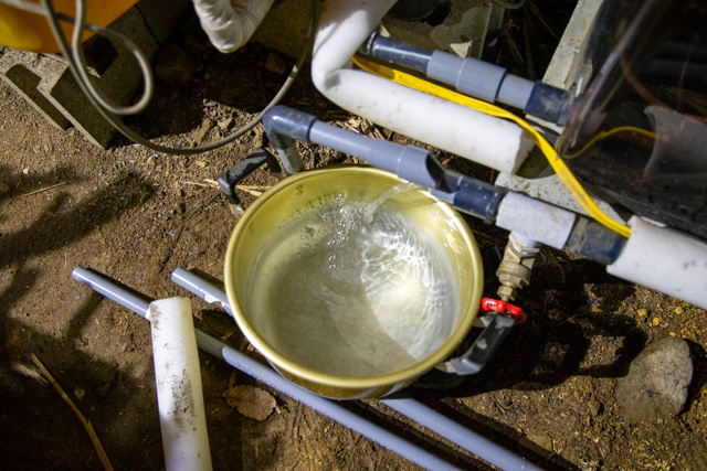 水が漏れるパイプ