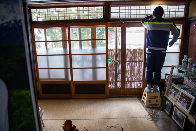 壁の電線を修理中