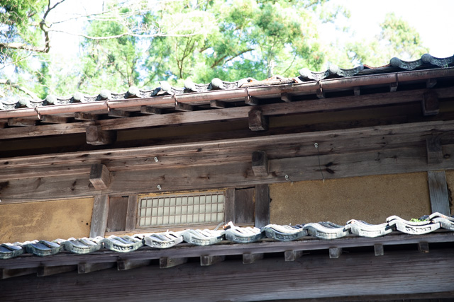 屋根の縁をしたから見る