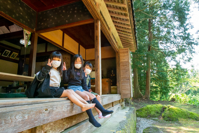 縁側の子供