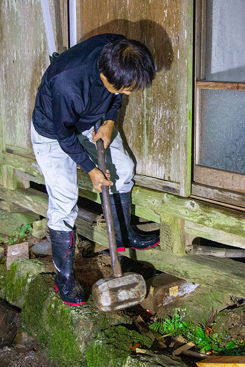 木槌で打ち込んでいる