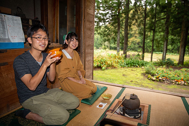 お茶席でお茶をのむ男女