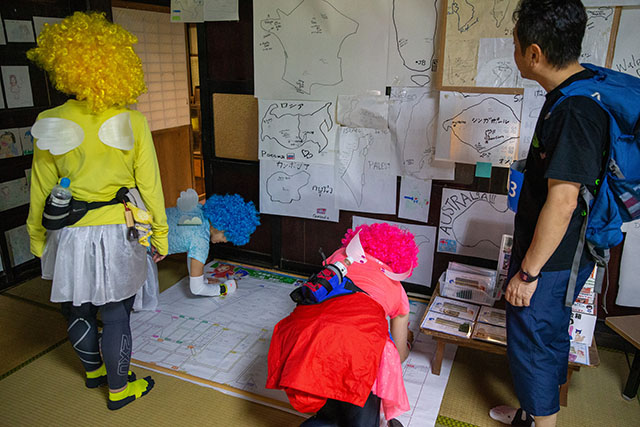 来場者マップに書き込む選手達