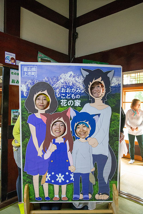 顔出し看板で写真を撮る選手達