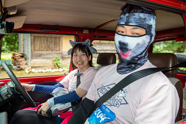 おおかみ号に乗ったおおかみのかぶり物の選手