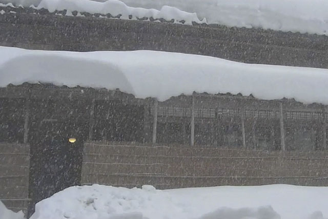 雪が降るお家の様子