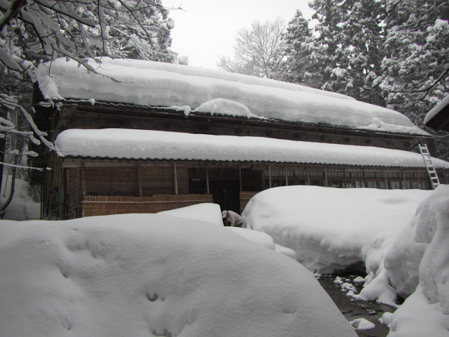 雪の積もるお家