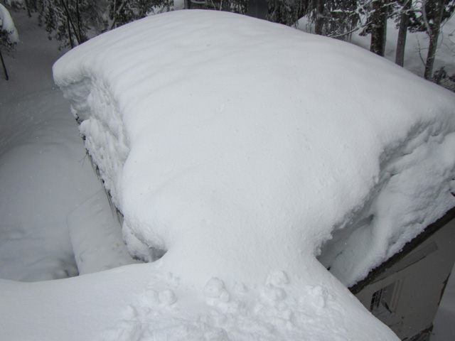 土蔵の屋根の雪を見る