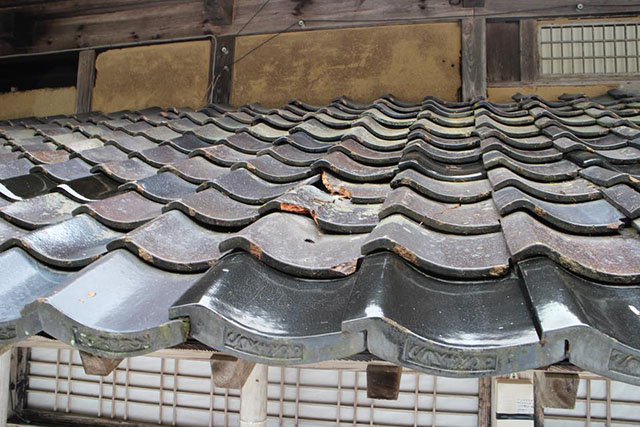 下屋根の割れた部分
