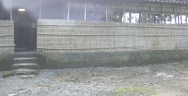 雪囲いの残る家