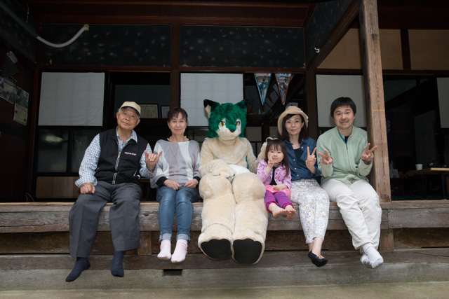 えんがわにおおかみさんと並ぶ