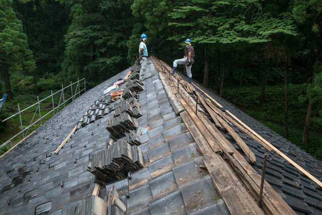 瓦が外された峰