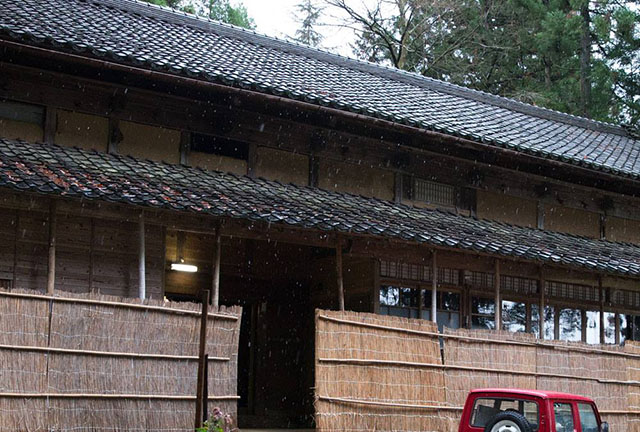 ちらちら雪が降る