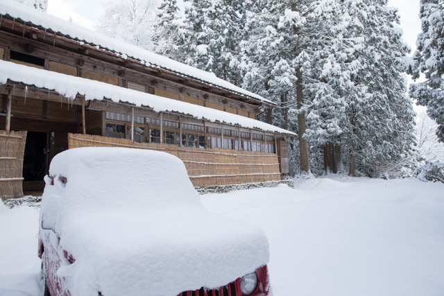 雪が少し積もったお庭