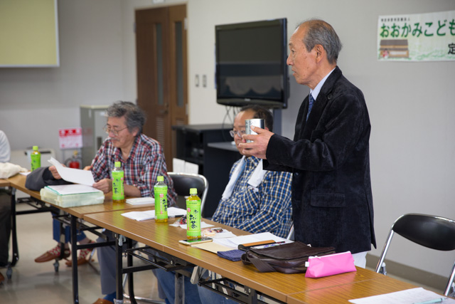 貯金箱を見せる山崎理事