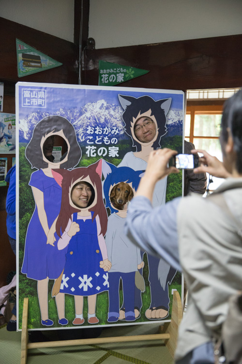 顔出し看板から顔を出すいぬ