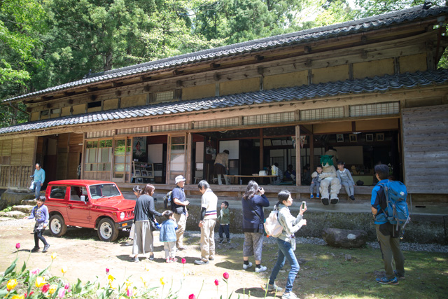 お庭の来場者たくさん