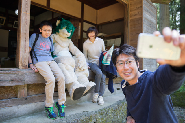 おおかみさんと写真を撮る家族