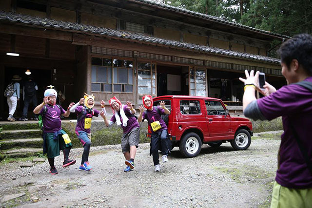 庭で写真を撮る参加者達