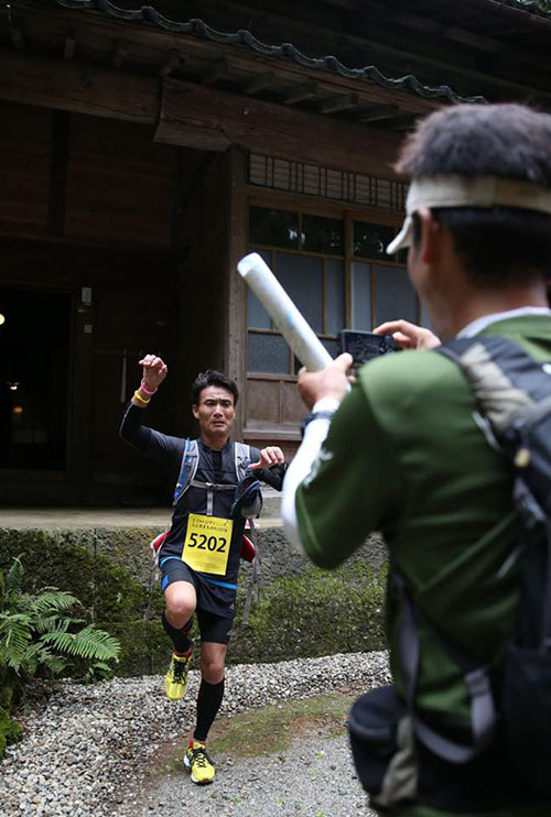 おおかみのポーズを取って写真をとる参加者