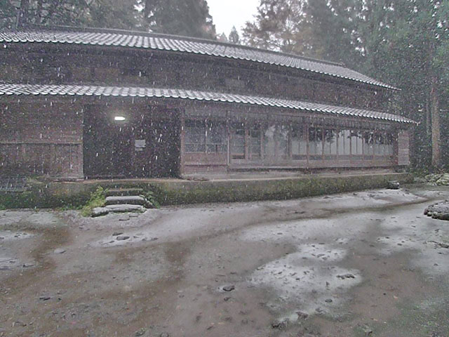 雪の降るおにわ
