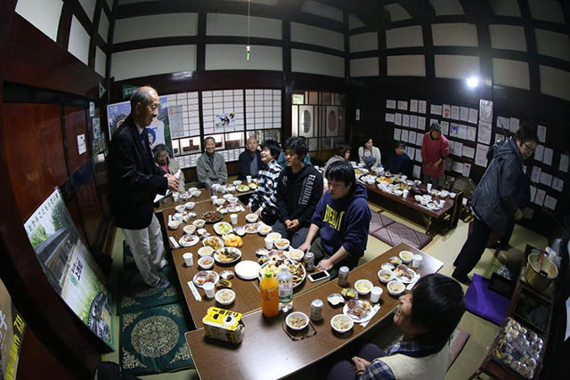 大広間でのお食事会の様子、ならぶテーブルと食事