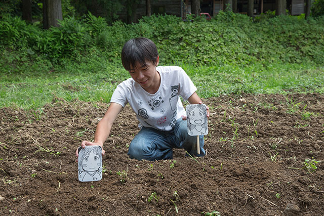 名前プレートをジャガイモ畑に立てている