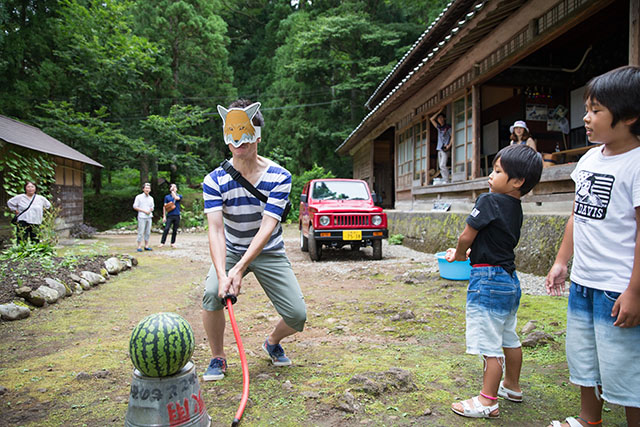 スイカ割りに失敗した男性