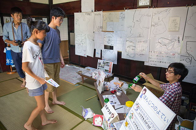 夏のイベント受付、大広間のテーブル